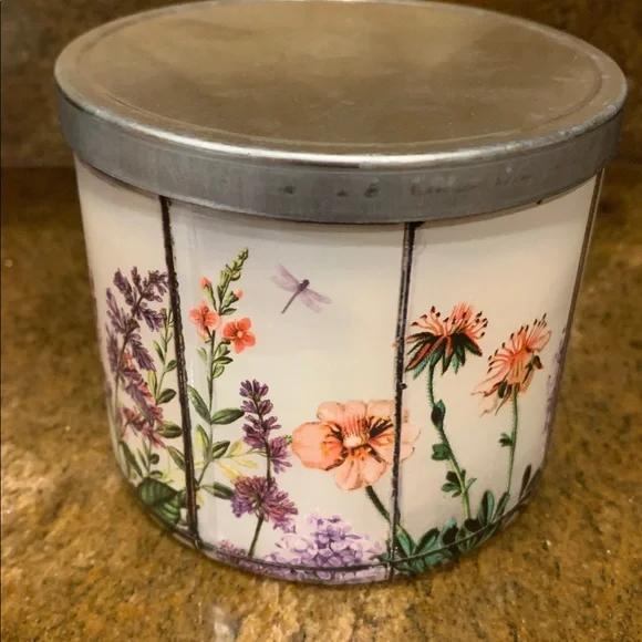 NEW…..Bath & Body Works 3-wick candle…Fresh Cut Lilacs Scented Candle - Picture 2 of 5